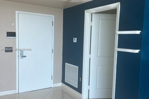 Condo in Miami, Florida, 1 bedroom  № 2002766 - photo 3