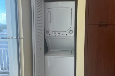 Condo in Miami, Florida, 1 bedroom  № 2002766 - photo 8