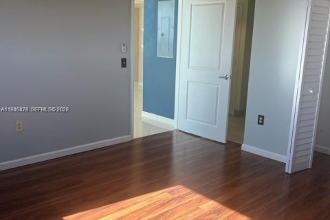Condo in Miami, Florida, 1 bedroom  № 2002766 - photo 6