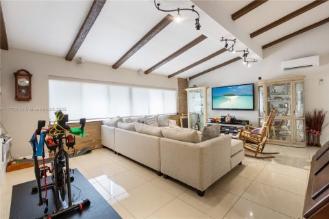 House in Miami, Florida 4 bedrooms, 283.17 sq.m. № 1871439 - photo 6