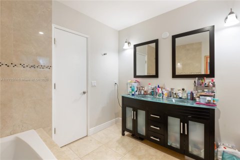 House in Miami, Florida 4 bedrooms, 283.17 sq.m. № 1871439 - photo 20