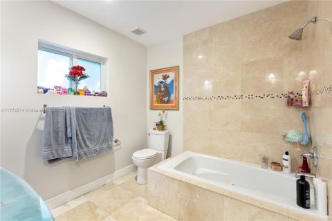 House in Miami, Florida 4 bedrooms, 283.17 sq.m. № 1871439 - photo 22