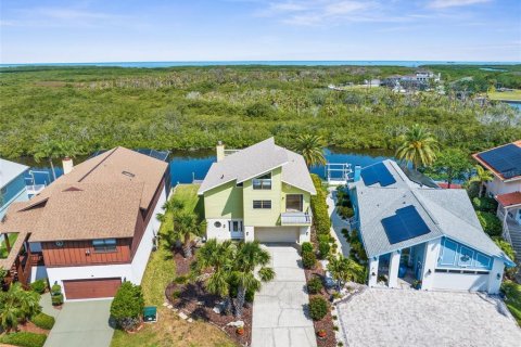 Villa ou maison à louer à New Port Richey, Floride: 4 chambres, 213.12 m2 № 1768981 - photo 1