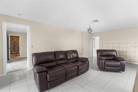 Villa ou maison à louer à New Port Richey, Floride: 4 chambres, 213.12 m2 № 1768981 - photo 11