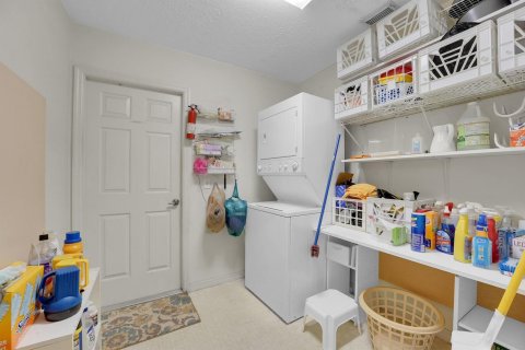 House in Palm City, Florida 3 bedrooms, 159.61 sq.m. № 1081634 - photo 1