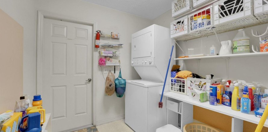 House in Palm City, Florida 3 bedrooms, 159.61 sq.m. № 1081634