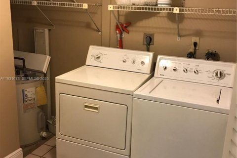 Condominio en venta en Miami, Florida, 1 dormitorio, 88.07 m2 № 2034531 - foto 16