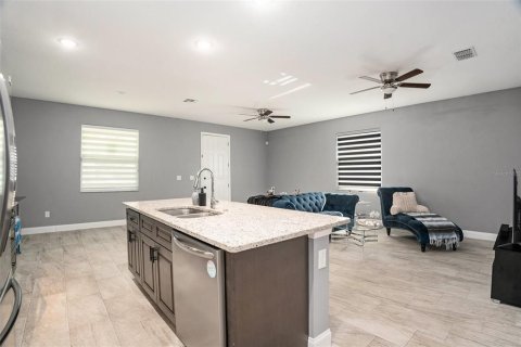 House in Tampa, Florida 3 bedrooms, 132.29 sq.m. № 1866049 - photo 11