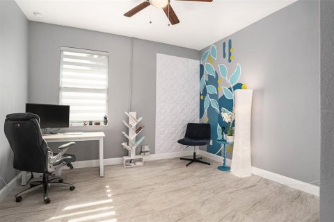 House in Tampa, Florida 3 bedrooms, 132.29 sq.m. № 1866049 - photo 20
