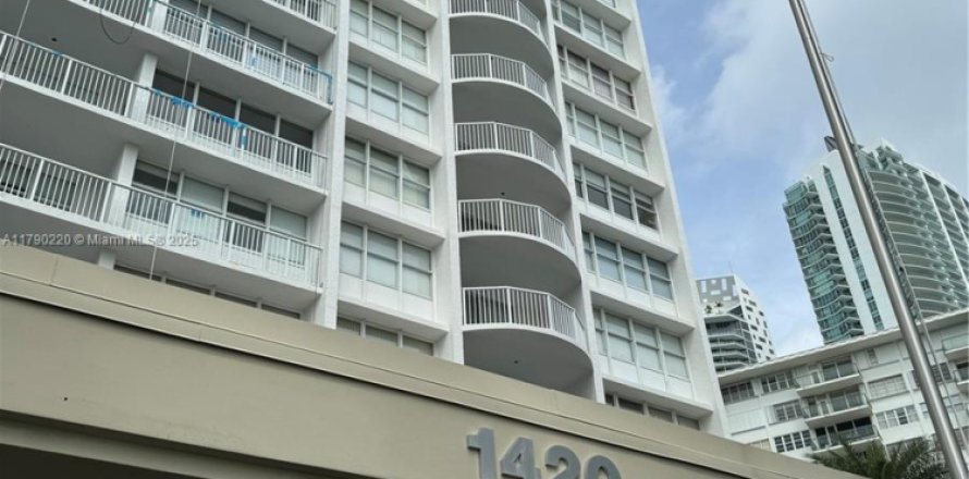 Condo in Miami, Florida, 1 bedroom № 2193905