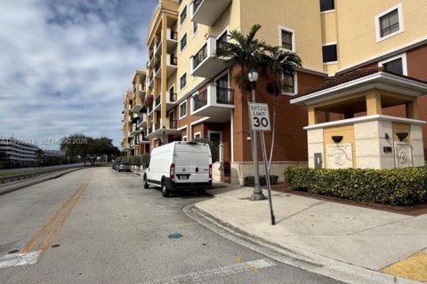 Condo in Miami, Florida, 2 bedrooms  № 1996000 - photo 3