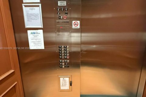 Condo in Miami, Florida, 2 bedrooms  № 1996000 - photo 16