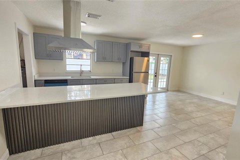 House in Tampa, Florida 3 bedrooms, 118.08 sq.m. № 1851772 - photo 2