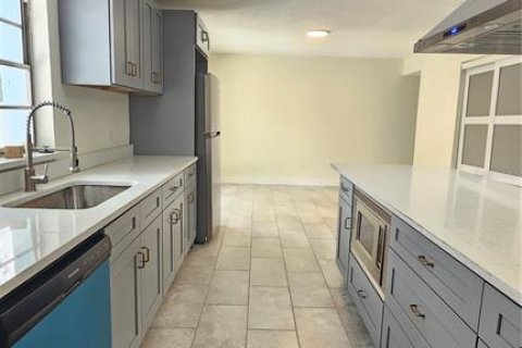 House in Tampa, Florida 3 bedrooms, 118.08 sq.m. № 1851772 - photo 3