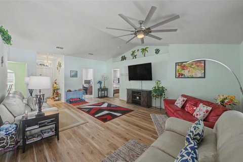 House in Auburndale, Florida 3 bedrooms, 172.24 sq.m. № 2131979 - photo 3