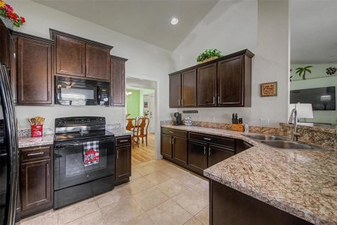 House in Auburndale, Florida 3 bedrooms, 172.24 sq.m. № 2131979 - photo 7