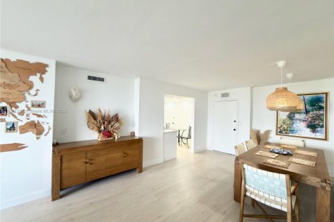 Copropriété à louer à Hallandale Beach, Floride: 2 chambres, 102.19 m2 № 1974233 - photo 16