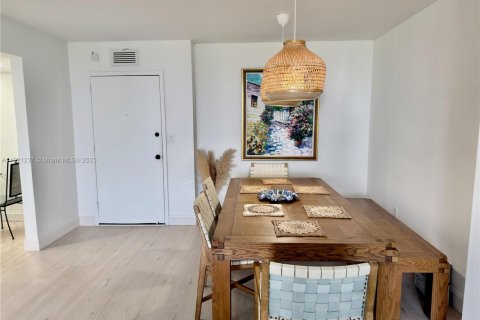 Copropriété à louer à Hallandale Beach, Floride: 2 chambres, 102.19 m2 № 1974233 - photo 14