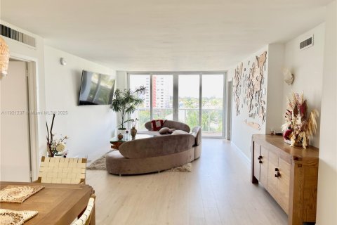 Copropriété à louer à Hallandale Beach, Floride: 2 chambres, 102.19 m2 № 1974233 - photo 3