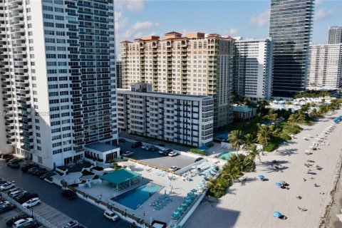 Copropriété à louer à Hallandale Beach, Floride: 2 chambres, 102.19 m2 № 1974233 - photo 2