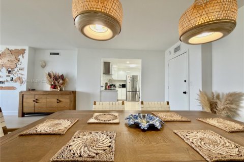 Copropriété à louer à Hallandale Beach, Floride: 2 chambres, 102.19 m2 № 1974233 - photo 12