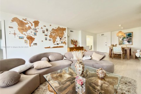 Copropriété à louer à Hallandale Beach, Floride: 2 chambres, 102.19 m2 № 1974233 - photo 19