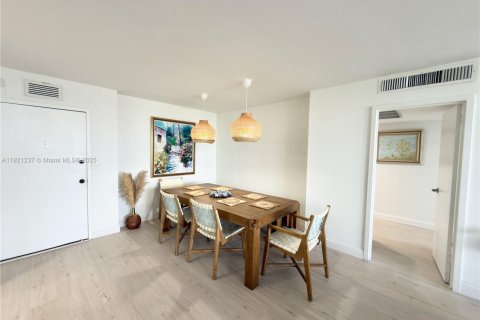 Copropriété à louer à Hallandale Beach, Floride: 2 chambres, 102.19 m2 № 1974233 - photo 4