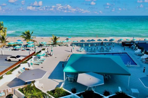 Condo in Hallandale Beach, Florida, 2 bedrooms № 1974233