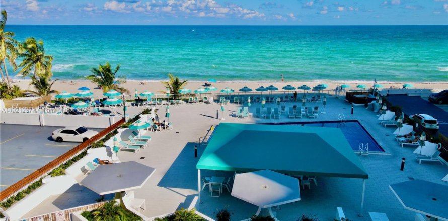 Condo à Hallandale Beach, Floride, 2 chambres  № 1974233