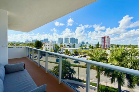 Copropriété à louer à Hallandale Beach, Floride: 2 chambres, 102.19 m2 № 1974233 - photo 25