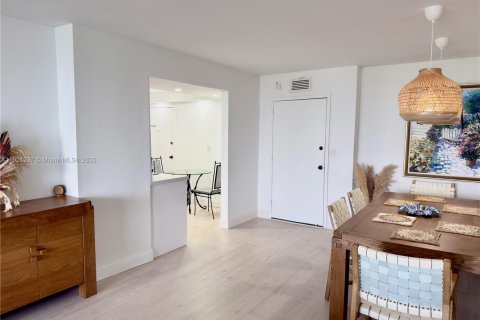 Copropriété à louer à Hallandale Beach, Floride: 2 chambres, 102.19 m2 № 1974233 - photo 15