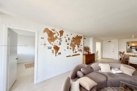 Copropriété à louer à Hallandale Beach, Floride: 2 chambres, 102.19 m2 № 1974233 - photo 18