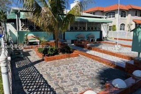 Villa ou maison à vendre à Miami, Floride: 4 chambres, 345.5 m2 № 2060551 - photo 5