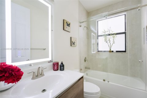 Casa en venta en Doral, Florida, 4 dormitorios, 236.71 m2 № 2289152 - foto 12