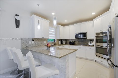 Casa en venta en Doral, Florida, 4 dormitorios, 236.71 m2 № 2289152 - foto 6
