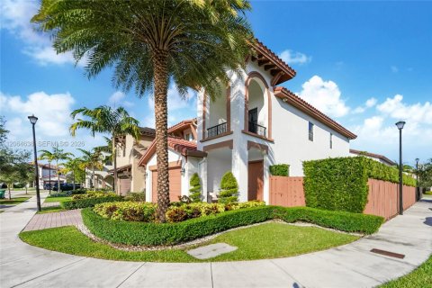 Casa en venta en Doral, Florida, 4 dormitorios, 236.71 m2 № 2289152 - foto 2