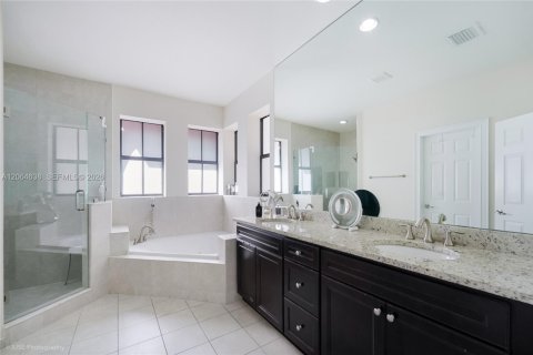 Casa en venta en Doral, Florida, 4 dormitorios, 236.71 m2 № 2289152 - foto 15