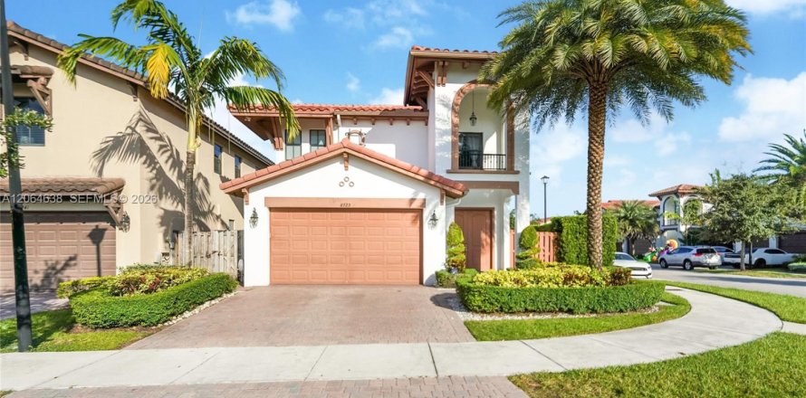 Casa en Doral, Florida 4 dormitorios, 236.71 m2 № 2289152