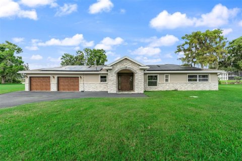 House in Leesburg, Florida 3 bedrooms, 251.11 sq.m. № 2304422