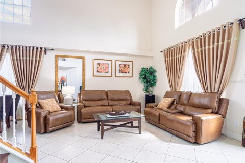 House in Sorrento, Florida 4 bedrooms, 309.92 sq.m. № 1913663 - photo 14