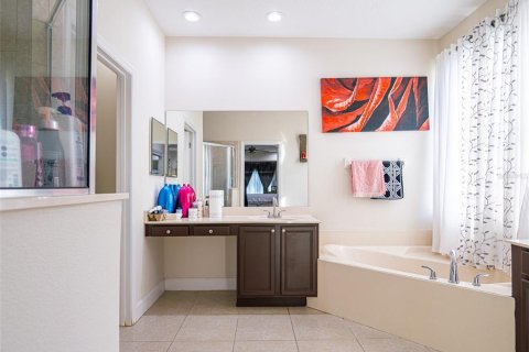 House in Sorrento, Florida 4 bedrooms, 309.92 sq.m. № 1913663 - photo 21