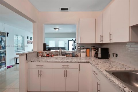House in Miami, Florida 3 bedrooms, 166.85 sq.m. № 1698051 - photo 11