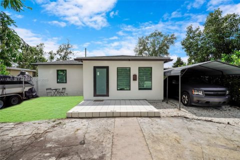 House in Miami, Florida 3 bedrooms, 166.85 sq.m. № 1698051 - photo 2