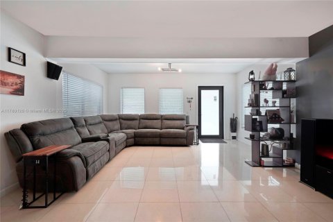 House in Miami, Florida 3 bedrooms, 166.85 sq.m. № 1698051 - photo 4