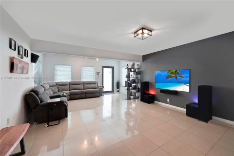 House in Miami, Florida 3 bedrooms, 166.85 sq.m. № 1698051 - photo 6
