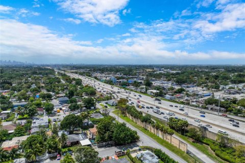House in Miami, Florida 3 bedrooms, 166.85 sq.m. № 1698051 - photo 30