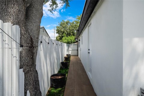 House in Miami, Florida 3 bedrooms, 166.85 sq.m. № 1698051 - photo 27