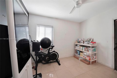 House in Miami, Florida 3 bedrooms, 166.85 sq.m. № 1698051 - photo 13