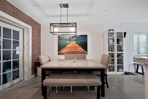 House in Miami, Florida 3 bedrooms, 166.85 sq.m. № 1698051 - photo 7