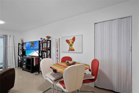 House in Miami, Florida 3 bedrooms, 166.85 sq.m. № 1698051 - photo 23